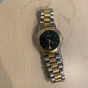 Gucci M800 used watch. NEEDS new Batteries